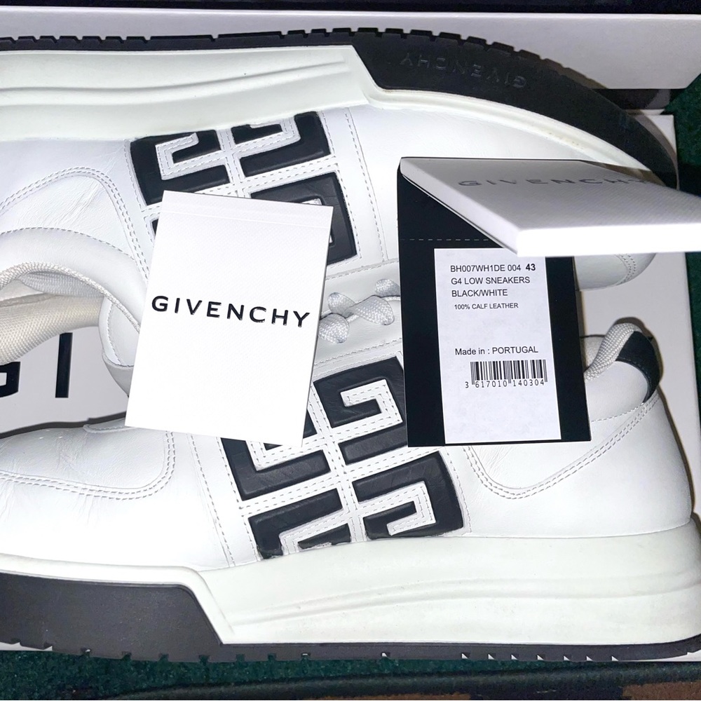 Givenchy G4 white and black sneakers
